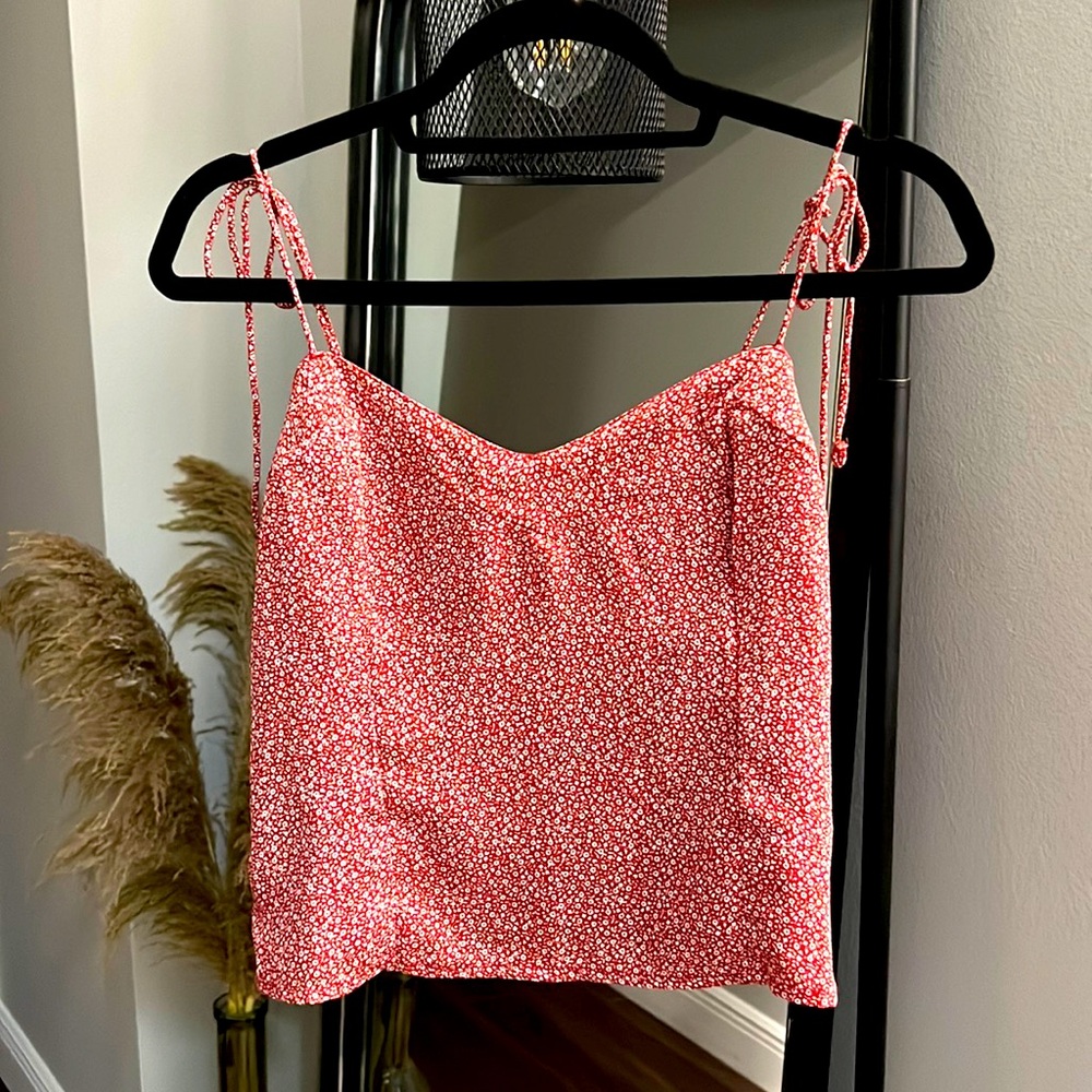 Cropped tie shoulder top in red/floral